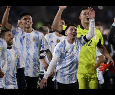 梅西全场数据:1助攻,5脚关键传球,22次丢失球权,获评7.8分⏱